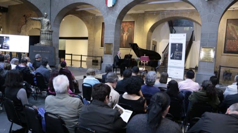 Recital de Mauricio Nader en la Casona de Xicoténcatl, visto desde el público.